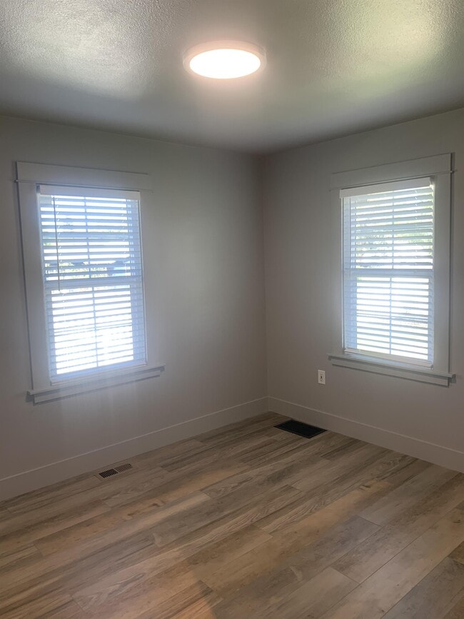 Building Photo - 639 NW Elm Ave