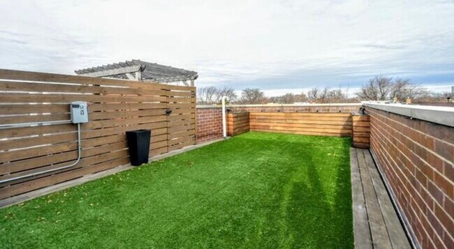 Building Photo - 1124 W Wrightwood Ave