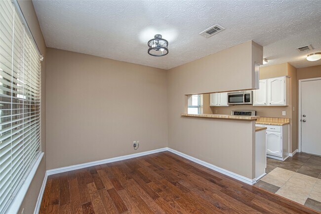 Building Photo - 16778 Glen Eagle Dr N