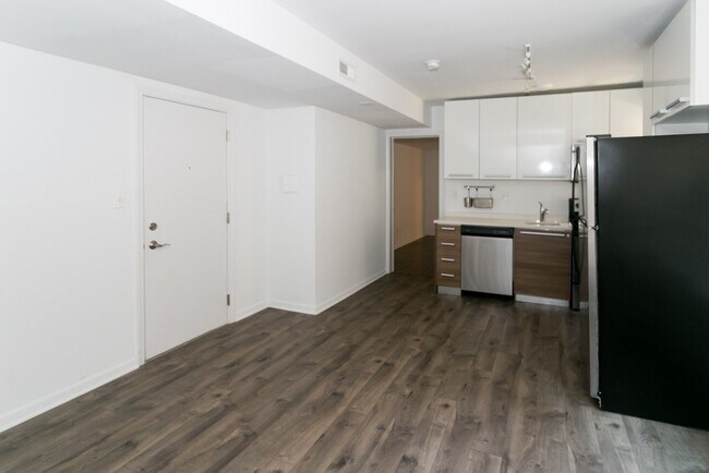 Building Photo - 925 W Carmen Ave