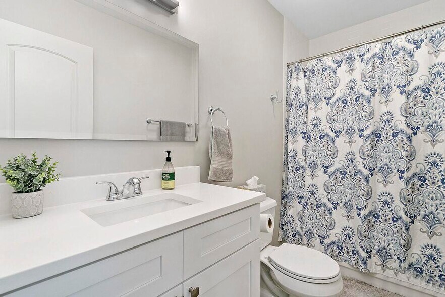 Building Photo - 931 W Glen Flora Ave