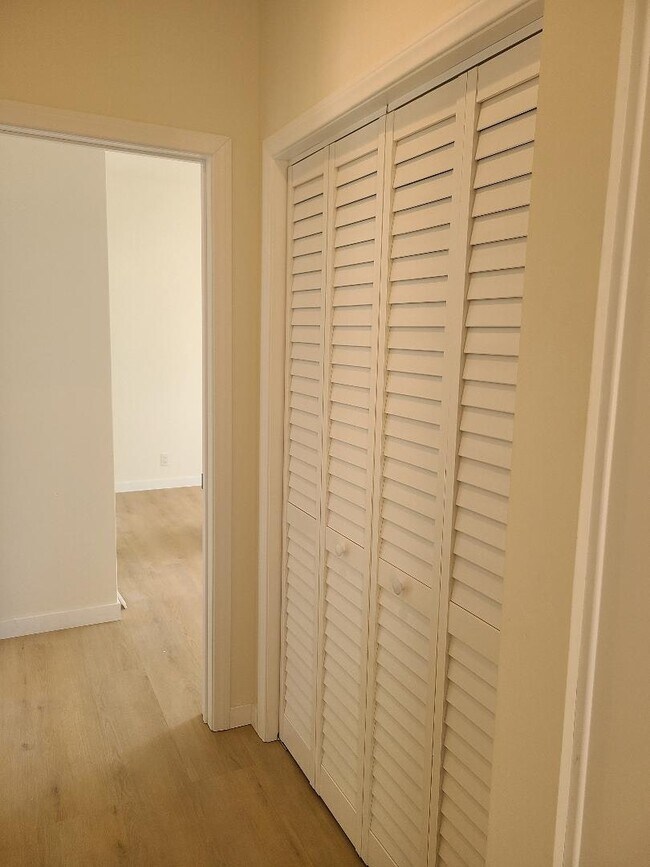 Building Photo - 1162 Hacienda Dr