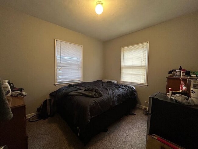Building Photo - $2,100 | 4 Bedroom, 1 Bathroom Multi Floor...