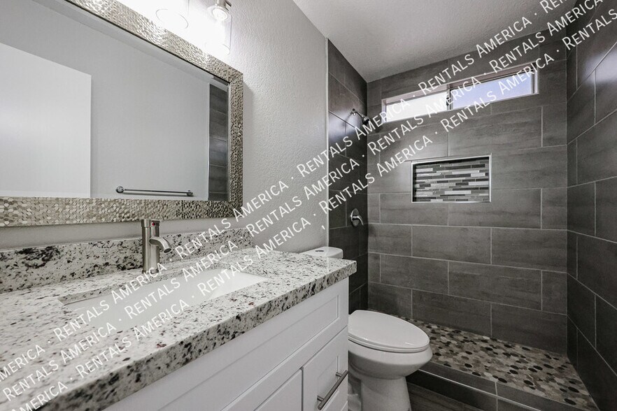 Building Photo - 2517 W Sheffield Ave