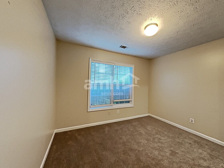 Building Photo - 1500 Chalet Cir