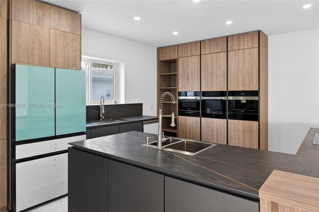 Building Photo - 1101 S Shore Dr