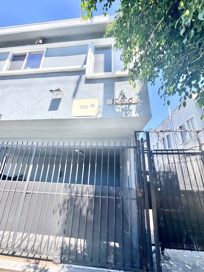 Building Photo - 10910 S Avalon Blvd