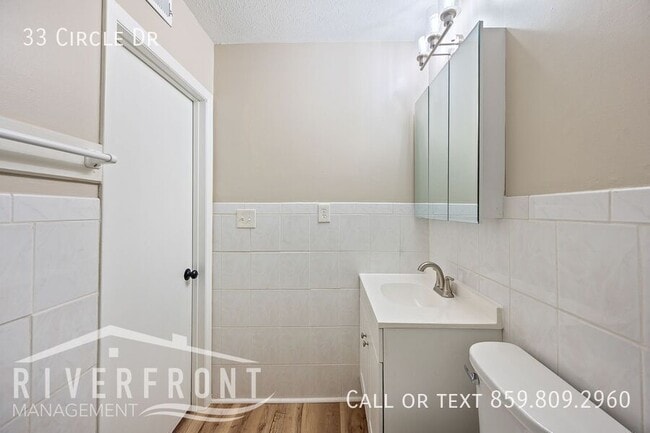 Building Photo - 33 Circle Dr