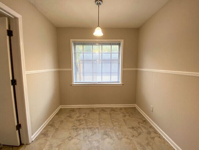 Building Photo - 5 bed, 2 bath home in East Memphis near Qu...