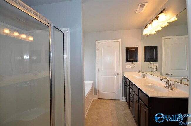 Building Photo - 702 Willow Shoals Dr SW