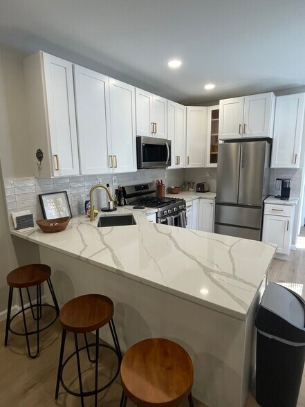Kitchen - 5442 Trinity St