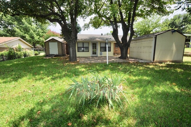 Building Photo - FOR LEASE! Nice Remodeled - 3 BR – 2 BA – ...
