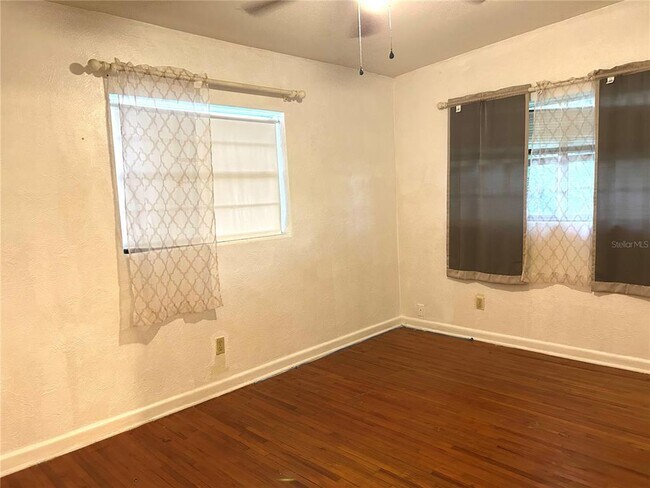 Building Photo - 112 Dahlia Dr