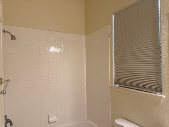 Building Photo - Beautiful Three Bedroom in the Golf Cou...