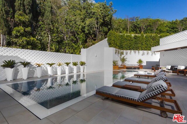 Building Photo - 1060 Woodland Dr