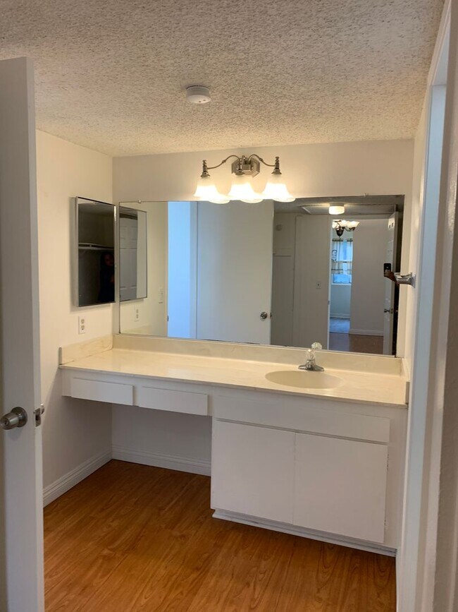 Building Photo - Bright, comfortable, and spacious one bedroom Condominium