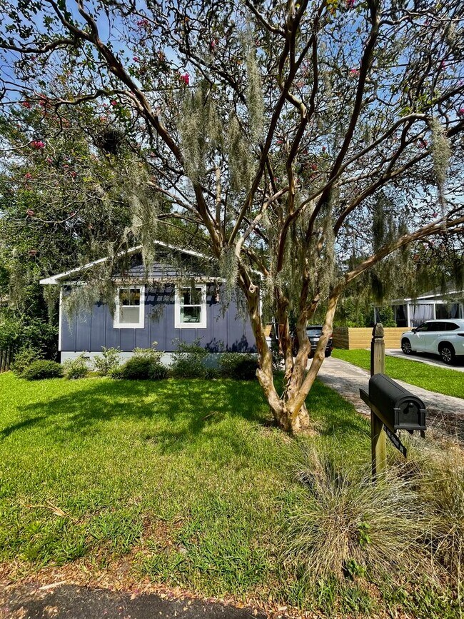 Building Photo - 10 Oak Forest Dr