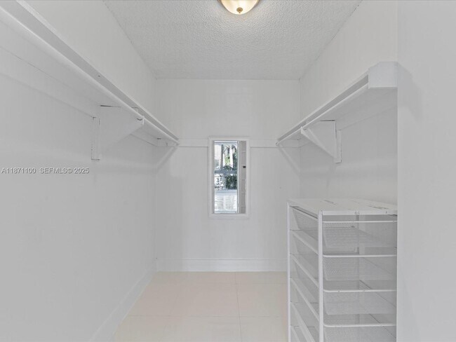 Building Photo - 9800 W Bay Harbor Dr