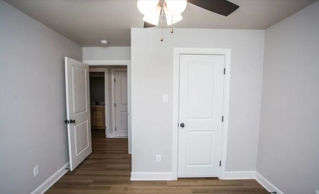 Building Photo - 3 Bedroom 2.5 Bathroom Townhome in Prime L...