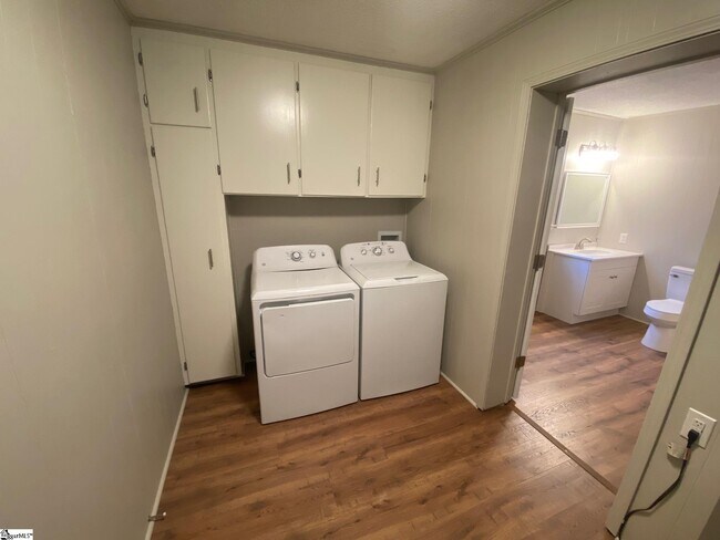 Building Photo - 204 Oakwood Dr