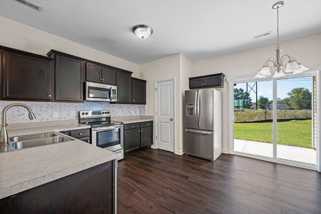 Building Photo - Charming 2-Bedroom, 2.5 Baths Townhouse in...