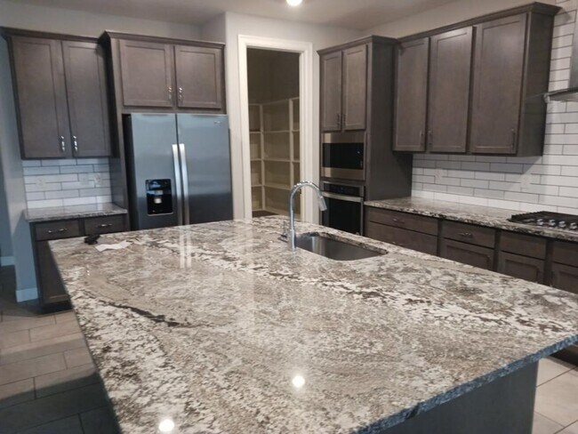 Building Photo - Single Family Home-  5 bedrooms 3 Baths