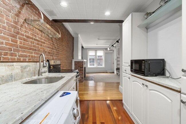 Building Photo - 167 Beacon St