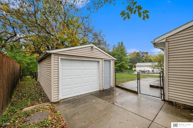 Building Photo - 7425 S 69th St