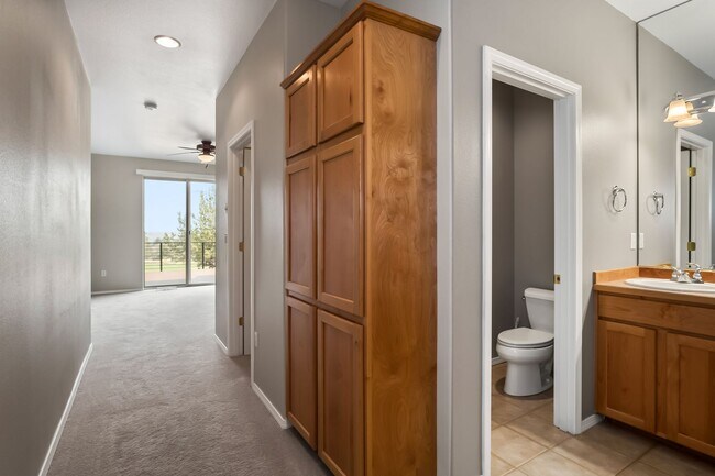 Building Photo - Beautiful Eagle Crest Home with Stunning Views and High-End Features!