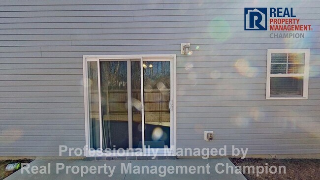 Building Photo - Spacious Home with Fenced Back Yard Convenient to Camp Lejeune
