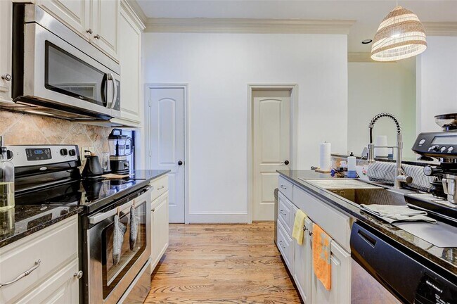 Building Photo - 3105 Fairdale Oaks E