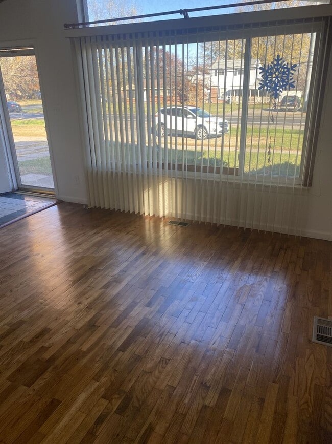 Building Photo - Cute with open floor plan, 3 bedroom, 1 bath Ranch with basement, freshly painted