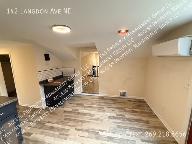 Building Photo - 142 Langdon Ave NE