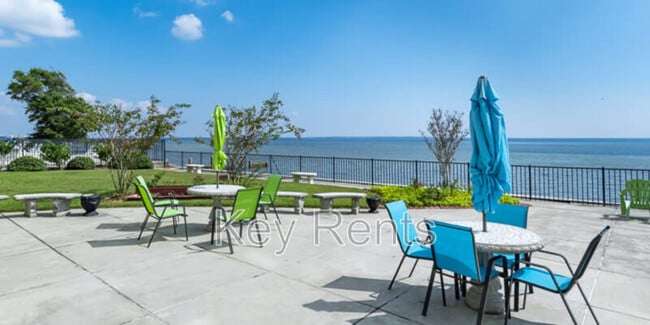 Building Photo - 825 Bayshore Dr