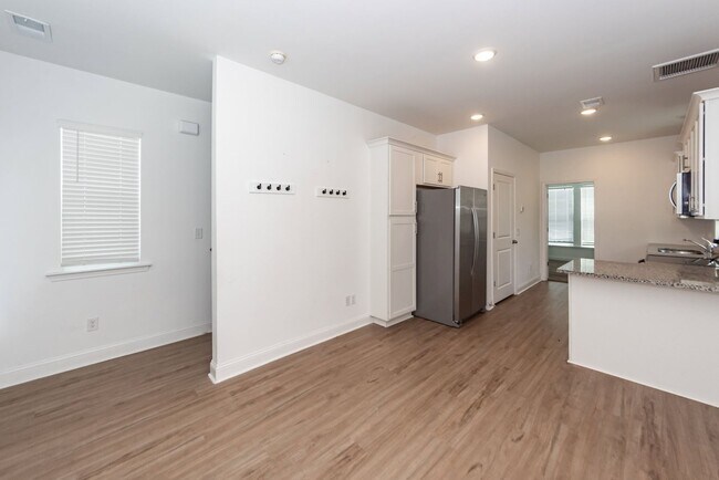 Building Photo - 7102 Channel Park Dr