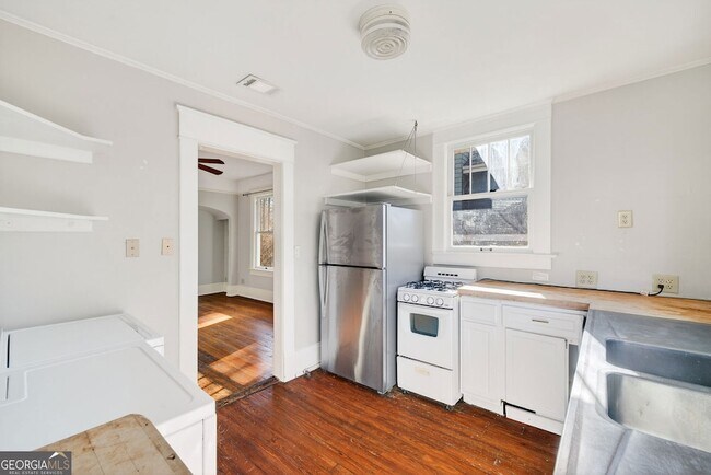 Building Photo - 300 Oxford Pl NE