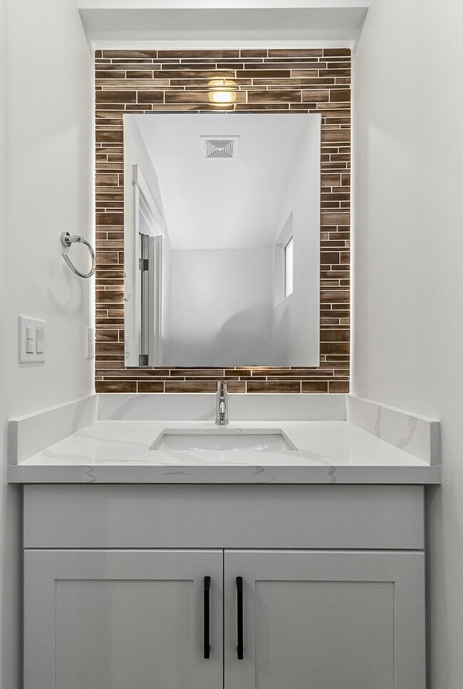 Building Photo - 1040 S Donovan St