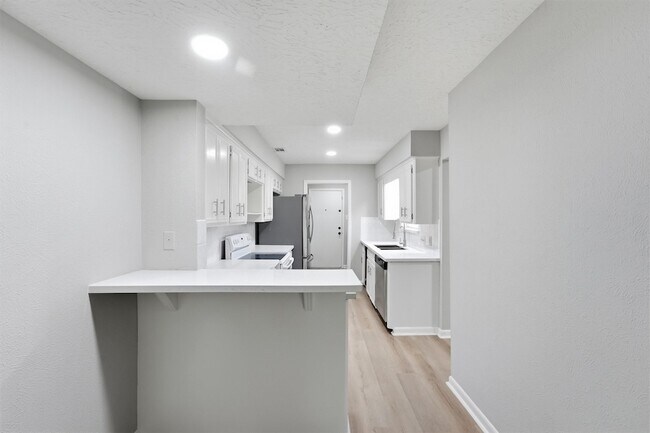 Building Photo - 8001 Rebawood Dr