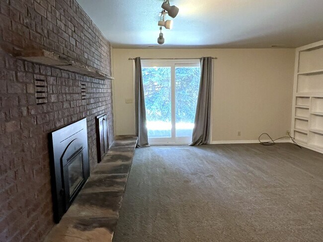 Building Photo - Fantastic 4 bed 3 bath home in the Highlan...