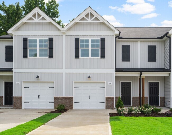 Building Photo - 3 Bedroom Townhome in Smithfield!