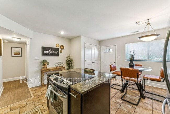 Building Photo - 530 W 10th St