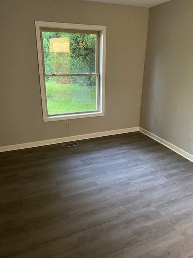 Building Photo - Incredible location! 4 BD/2 BA Home. Acros...