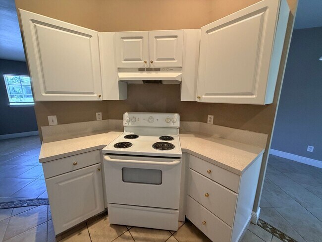 Building Photo - 3 Bedroom 2 Bath Duplex