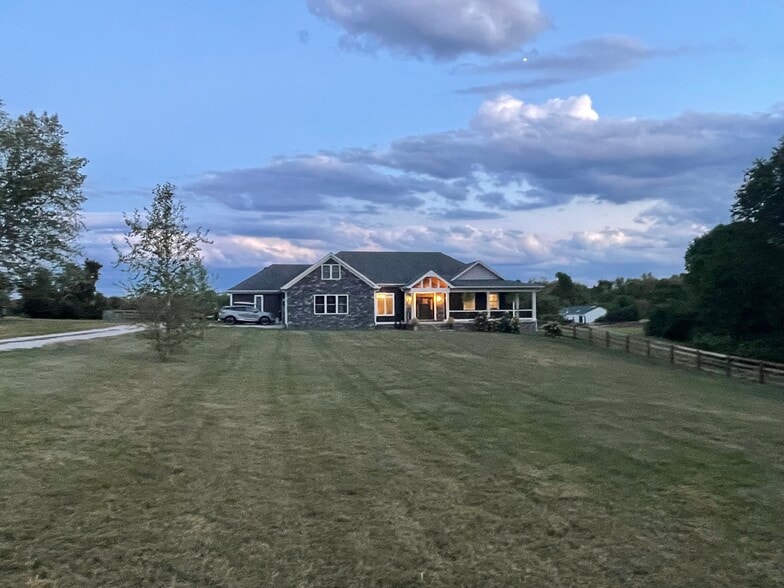 Primary Photo - 100 N Homestead Ln