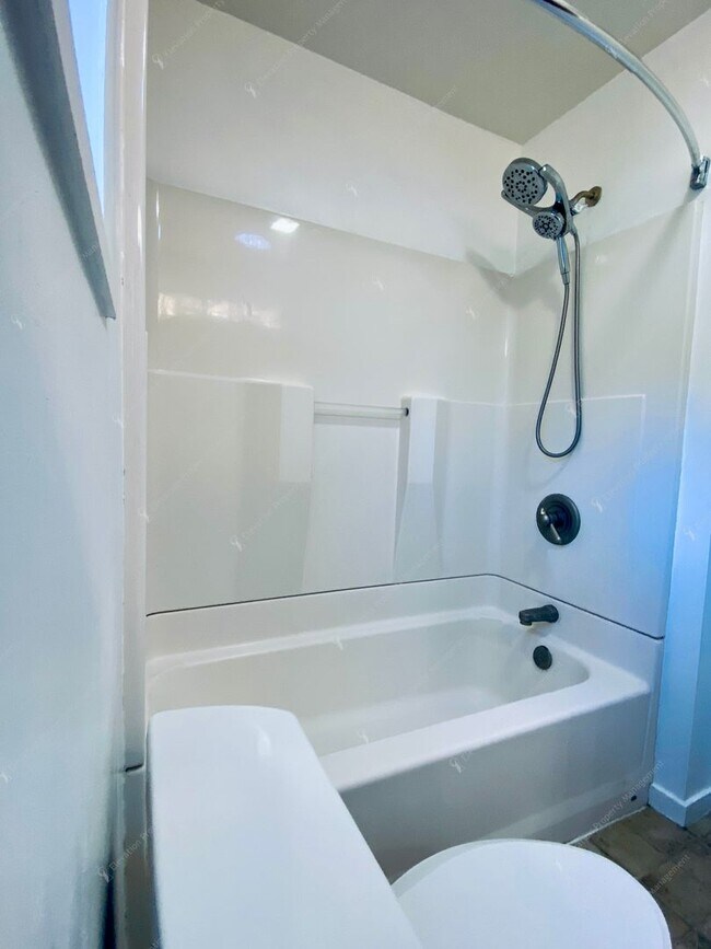 Building Photo - Charming 2 BR in downtown Bend - flexible ...