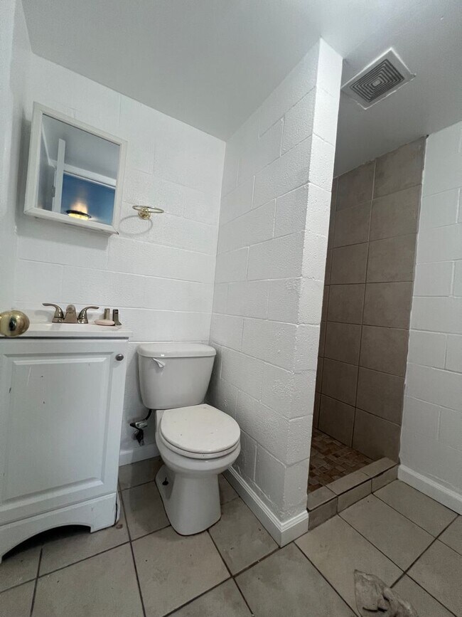 Building Photo - 1203 Roosevelt Blvd