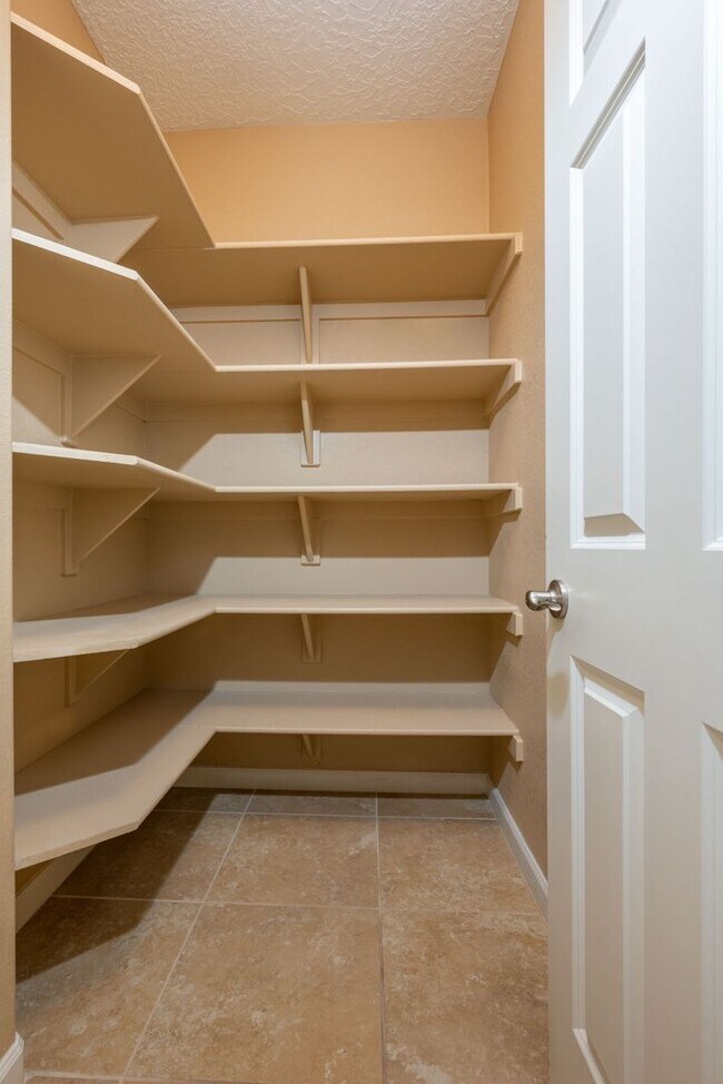 Building Photo - UNFURNISHED Gorgeous 2 Bedroom Home in Ran...
