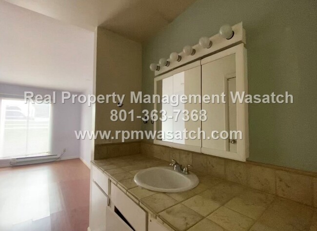 Building Photo - Come See This Charming 1-Bedroom 1 Bathroo...