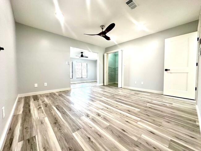 Building Photo - Beautifully Renovated 2B/2.5B Townhome wit...