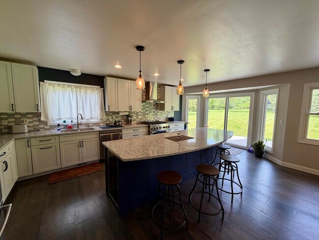 Building Photo - 6961 Suncrest Dr